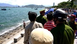 Xác chết khỏa thân trong tư thế quỳ lộ án mạng kinh hoàng